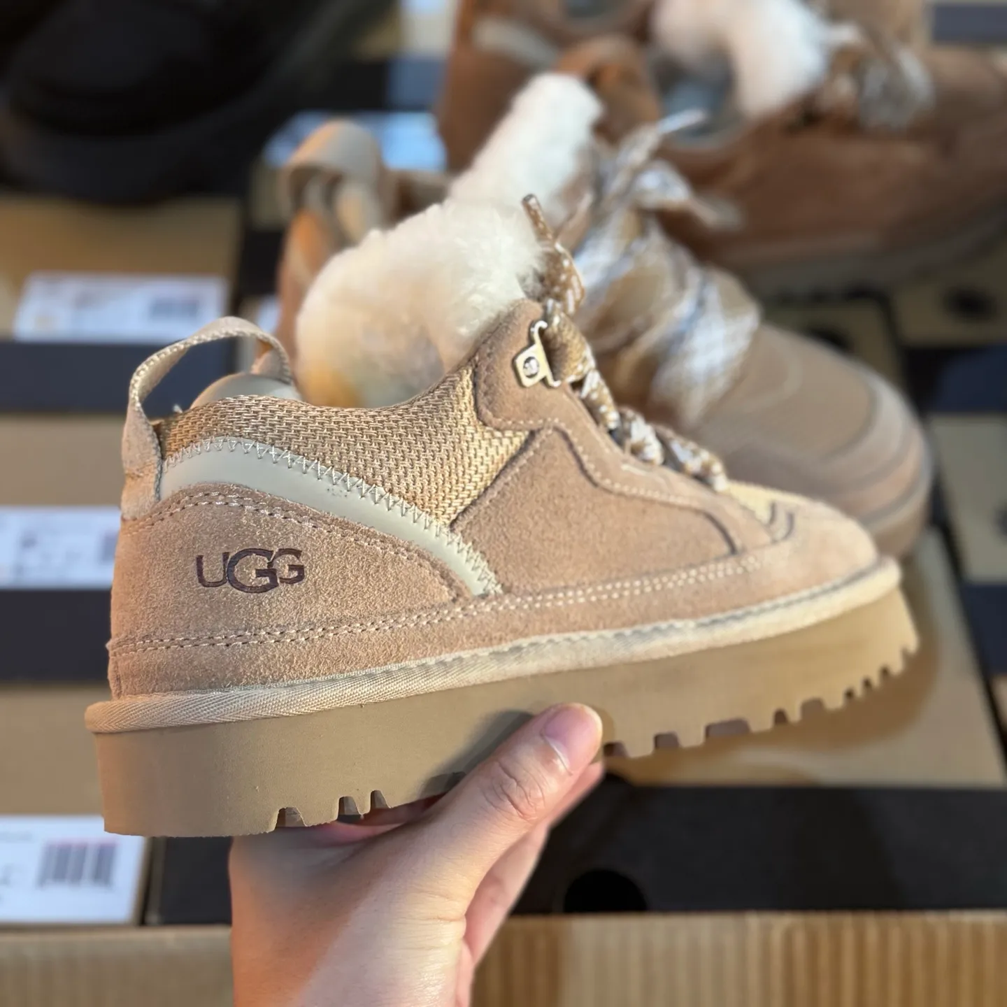 Local 💰600 Settlement in store 250 OEM grade 4032 Mel series Top workmanship level Super stable version ✔️ Good looks and texture online Suede leather + low-key logo look retro Classic two-color shoelaces can be worn as one shoe or two ✔️ So comfortable that you want to weld your feet on it Super light material + 5cm thick sole No tired feet after heightening Wool insoles are warm and breathable No stress on commuting and shopping all day long ✔️ I love the details: wide shoelaces for photos and photos. Sizes 34-45 are suitable for a variety of foot types. Slight stains can be wiped clean with a damp cloth. The loose feeling in early autumn depends entirely on it. You can close your eyes and avoid stepping on thunder! 👟